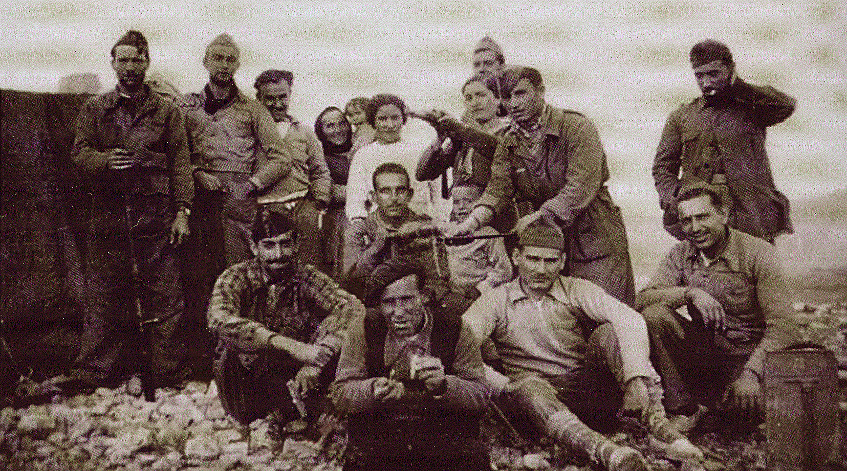 Josep Esteban (assegut, el més a l'esquerra de tots), amb un grup de combatents al front, en un moment de relax.