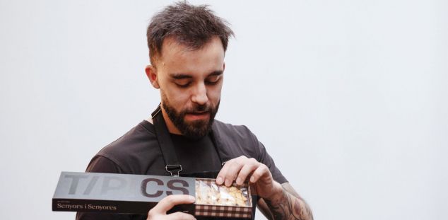 Aleix Camps, amb una caixa dels seus 'Senyors i senyores' de Típics. Foto: Cedida