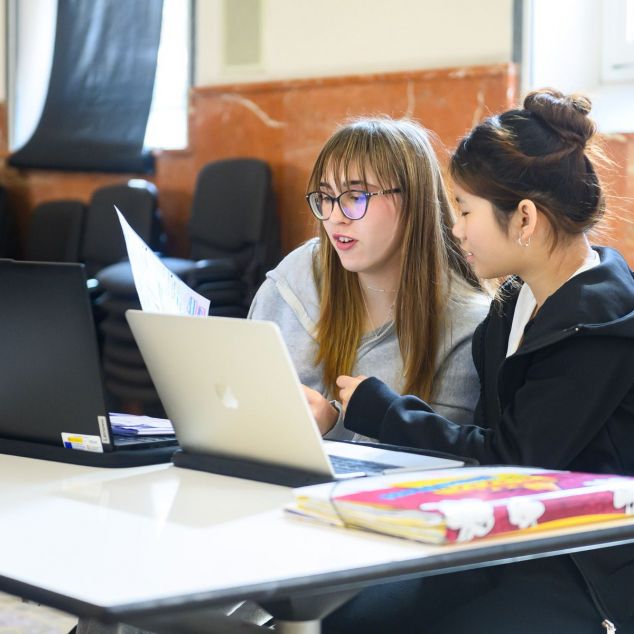 Dues alumnes de Salesians Mataró . Foto: R.Gallofré Dues alumnes de Salesians Mataró . Foto: R.Gallofré