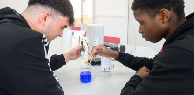 Experimentant al laboratori dels Salesians. Foto: R.Gallofré Experimentant al laboratori dels Salesians. Foto: R.Gallofré