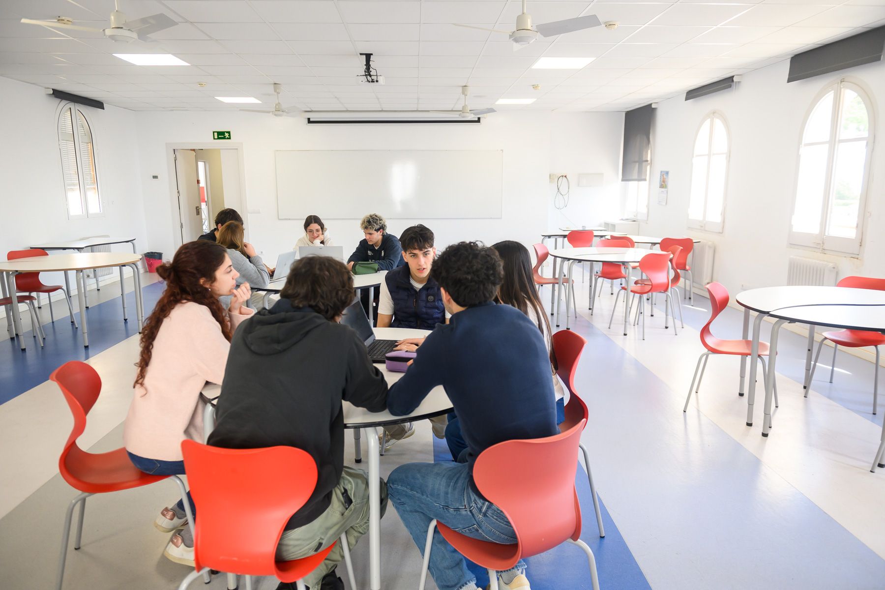 Treballant en grup a l'Escola Salesians Mataró. Foto: R.Gallofré