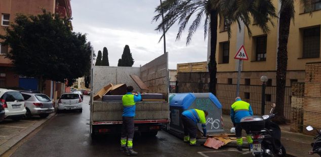 Recollint voluminosos abandonats al carrer. Foto: Aj Mataró Recollint voluminosos abandonats al carrer. Foto: Aj Mataró