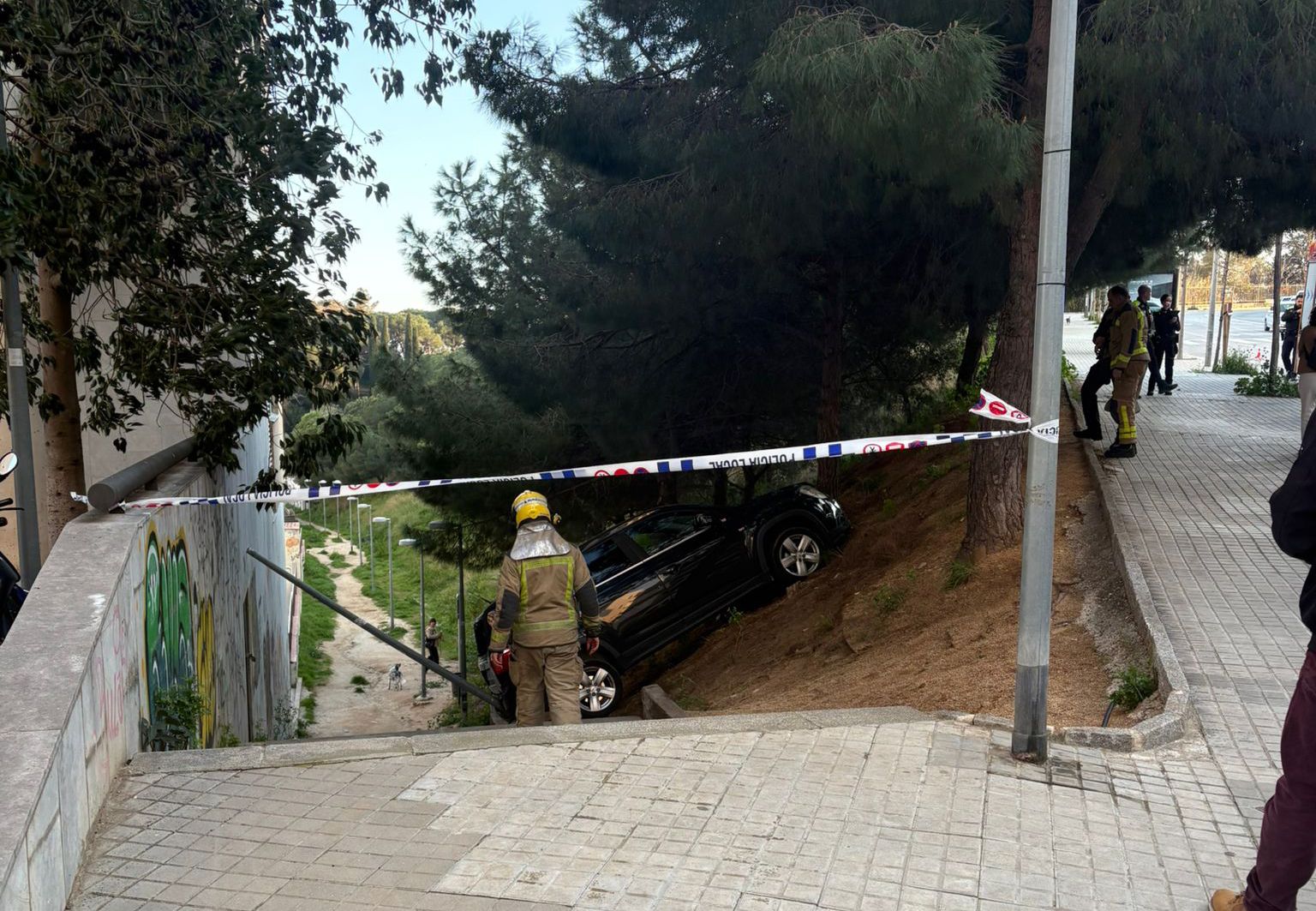 Coche precipitado por el terraplén. Foto: Mataró Segura