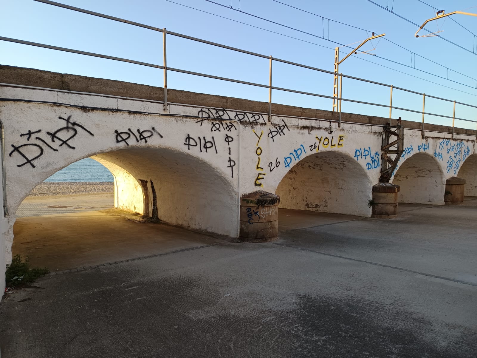 Pintades vandàliques al pont. Foto: Ajuntament de Llavaneres