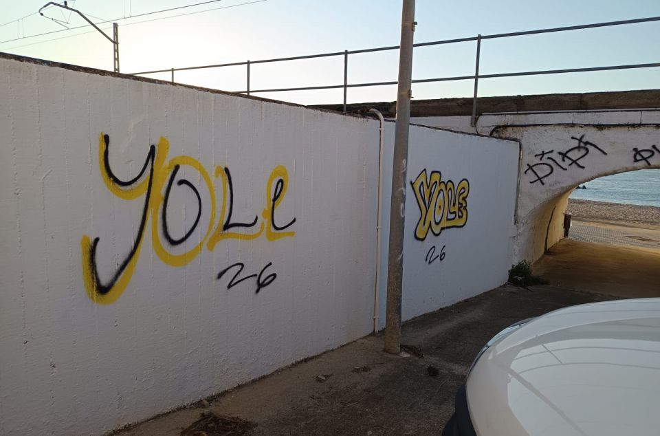 Més pintades a l'accés a la platja