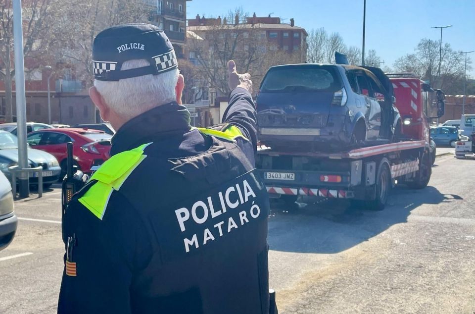 Retirad ad'un vehicle a l'aparcament de Josep Tarradellas Retirad ad'un vehicle a l'aparcament de Josep Tarradellas