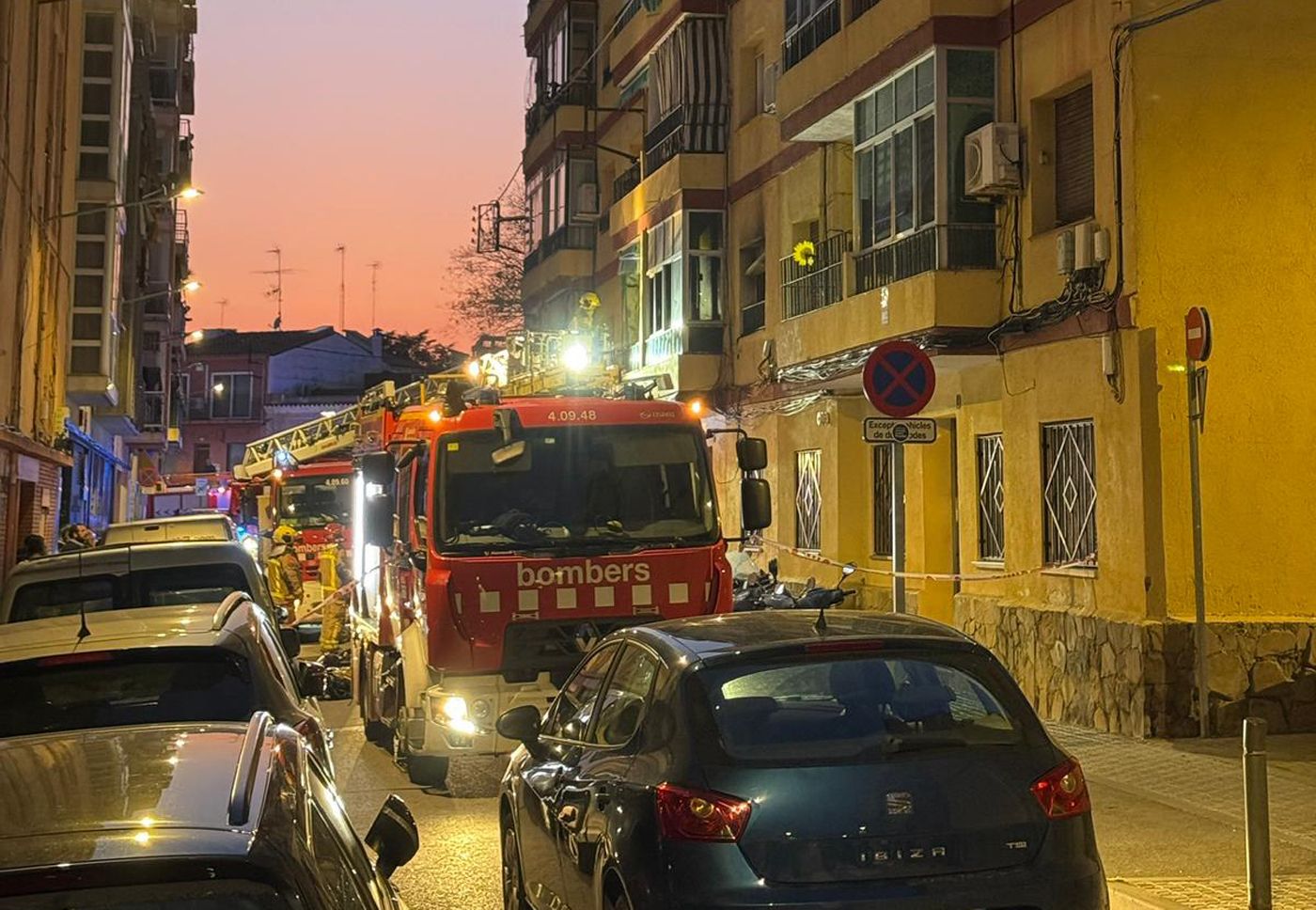 Bombers a l'edifici afectat. Foto: R. Gallofré