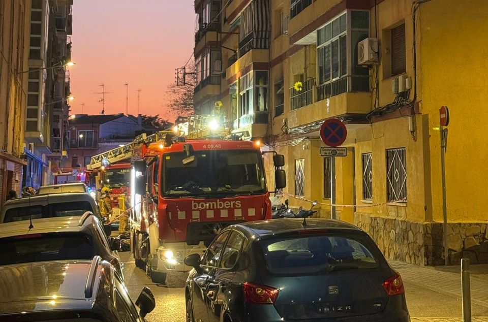 Bomberos en el edificio afectado. Foto: R. Gallofré