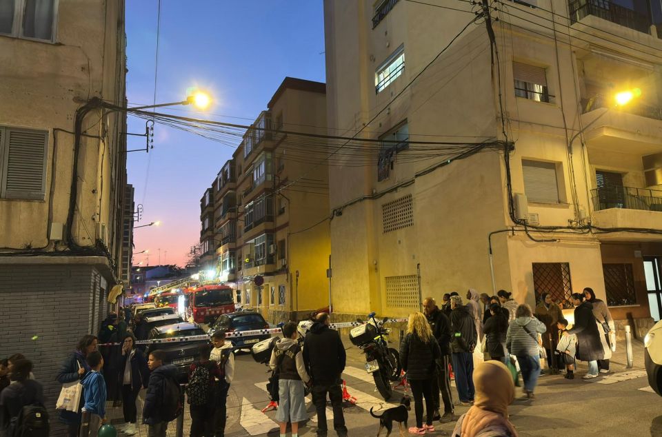 Expectació veïnal al lloc de l'incendi