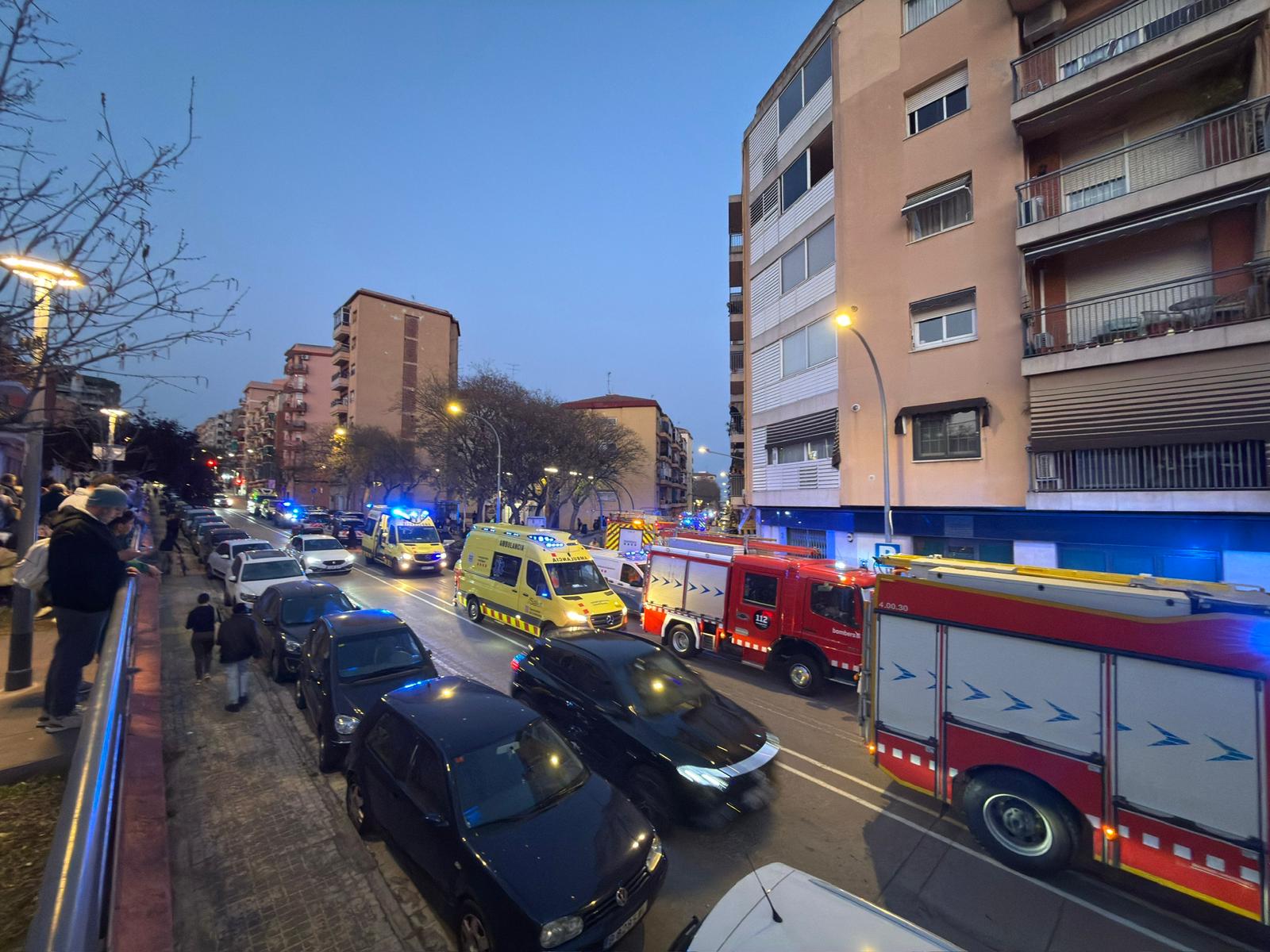 Despliegue de bomberos y de SEM en el sitio del incendio