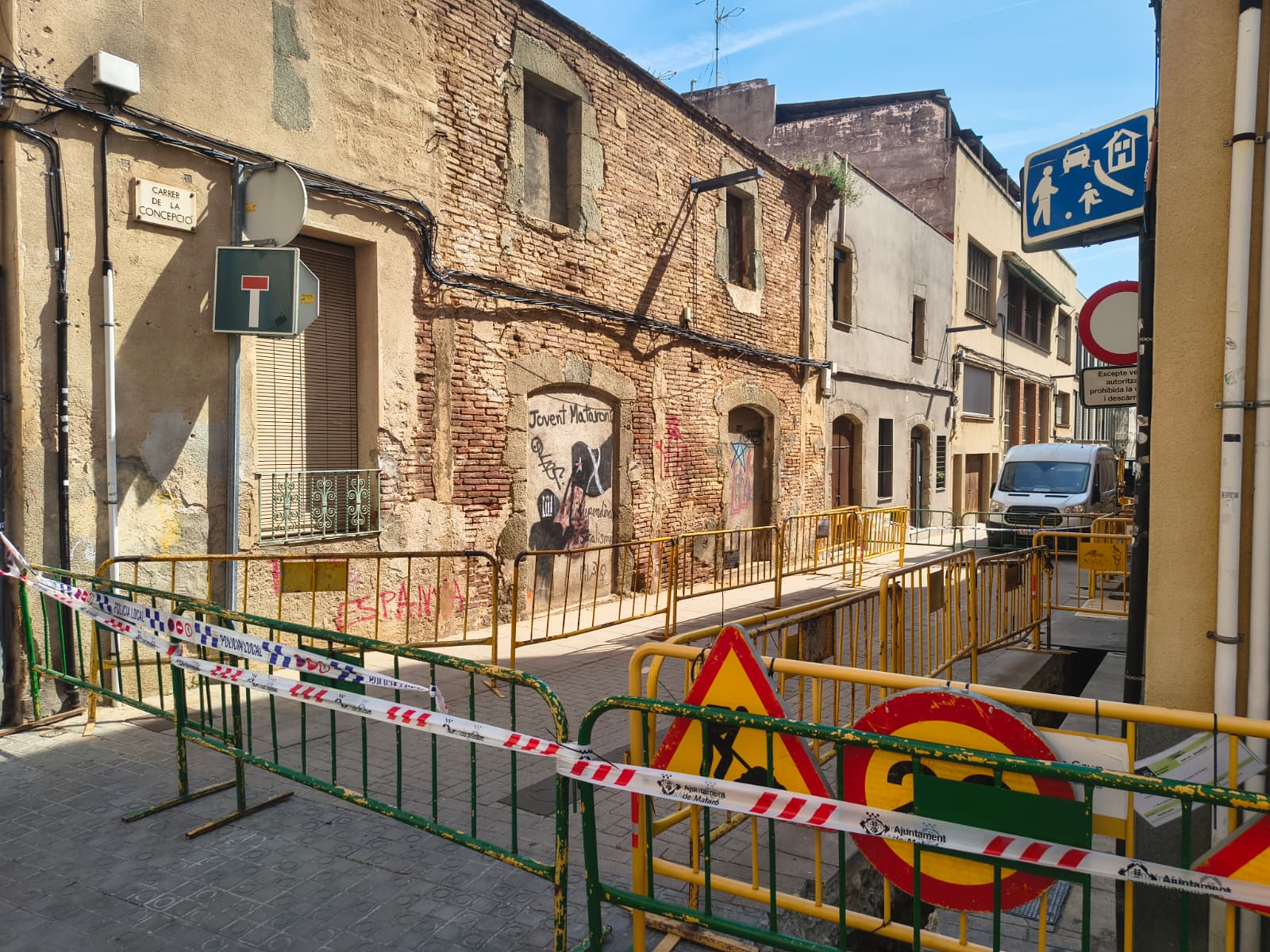 El edificio de la calle Concepció en peligro de colapso. Fotos: V. B. 