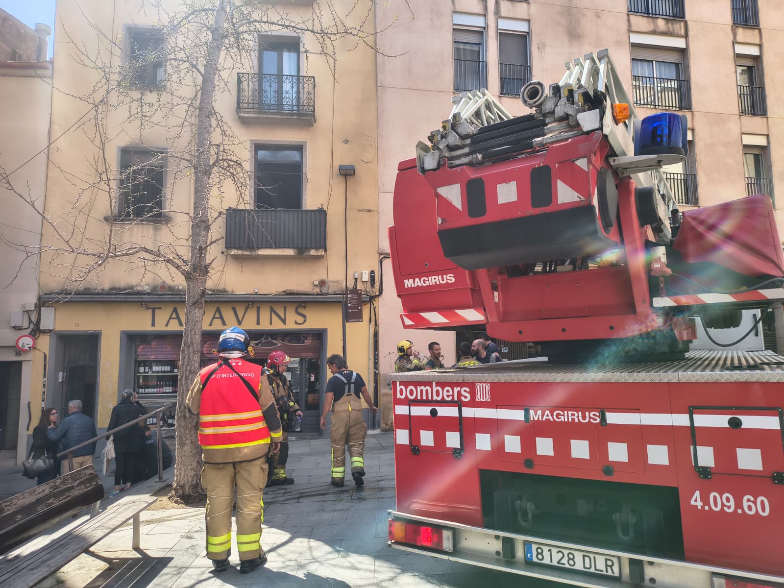 Bomberos ante el edificio donde se ha producido el incendio