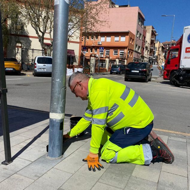Un operario realizando tareas de mantenimiento de una farola Un operario realizando tareas de mantenimiento de una farola