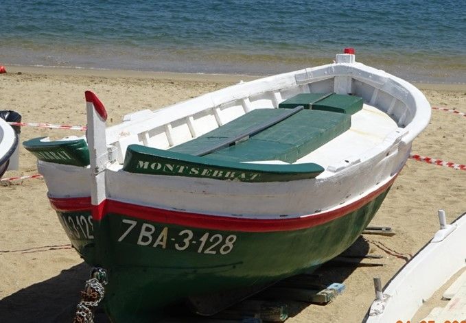 La barca «Montserrat» en la Playa de Pekín de Mataró, el 2021. Foto: P. Tió