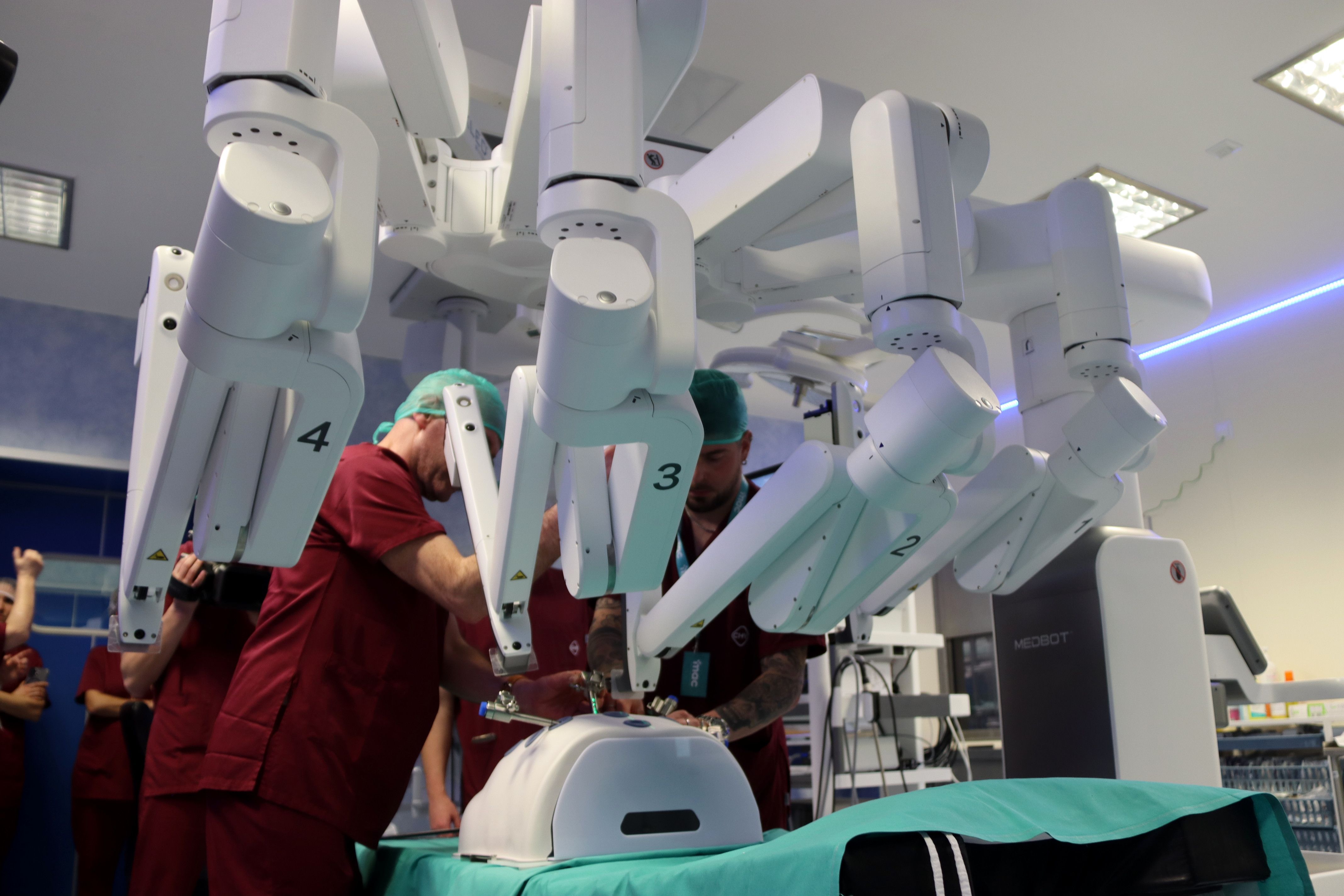 El robot quirúrgic adquirit pels hospitals catalans. Foto: ACN