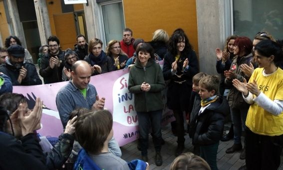 Mares i pares de l'escola Mar Nova a la seu de Serveis Territorials. Foto: ACN