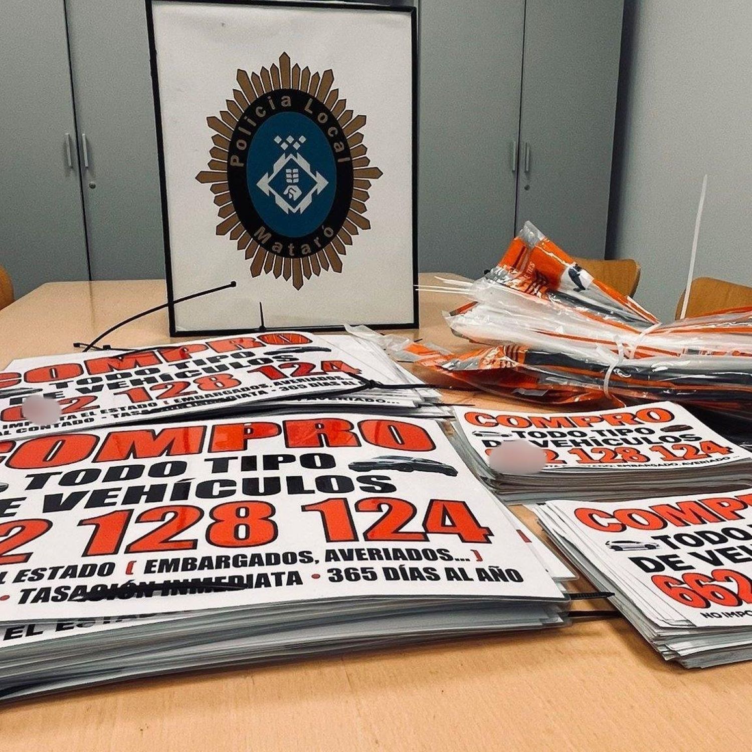 Carteles que iba a distribuir la persona denunciada