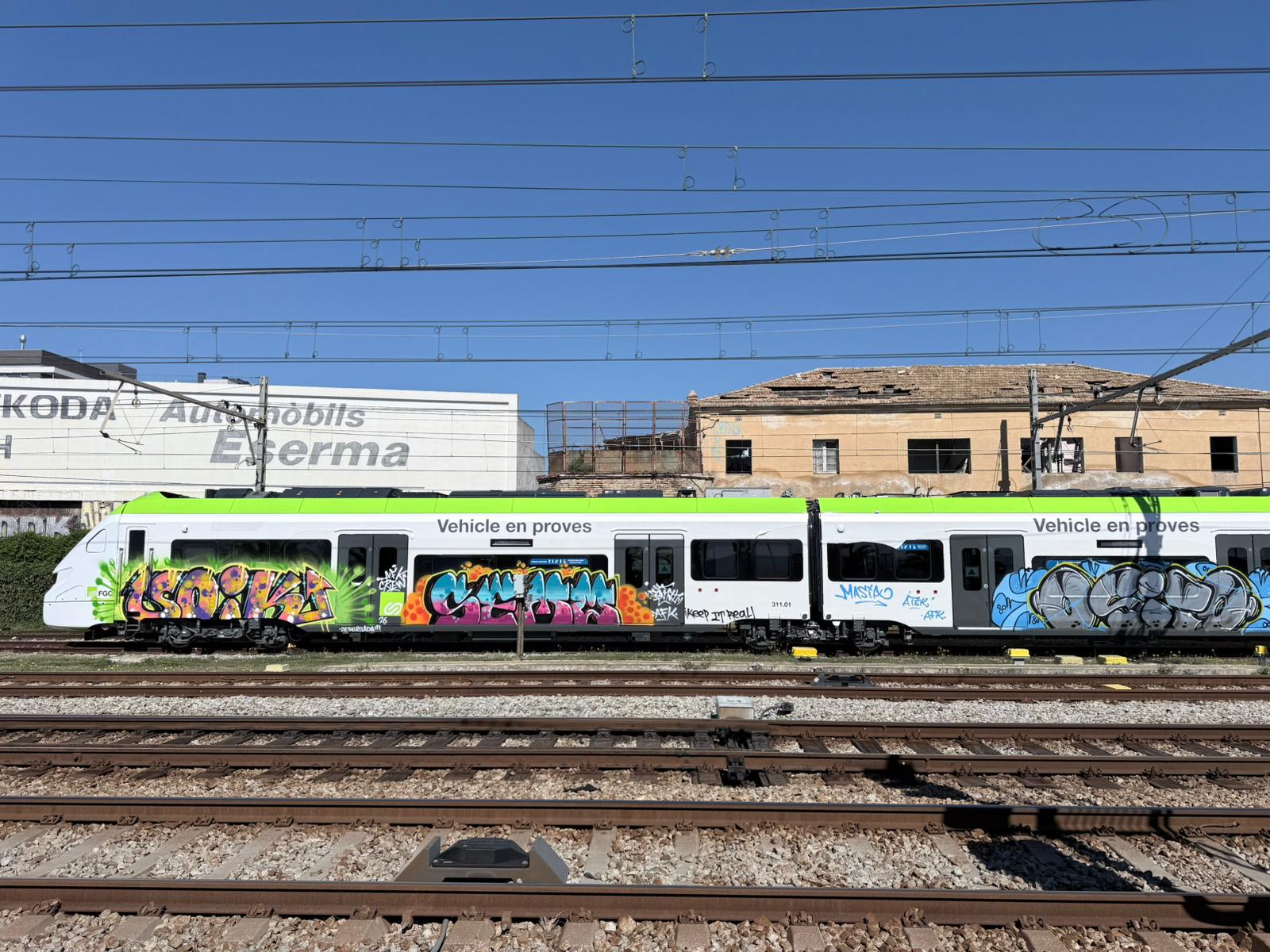 Un dels trens en proves de FGC a l'aeroport, vandalitzat a Mataró. Foto: R. Gallofré