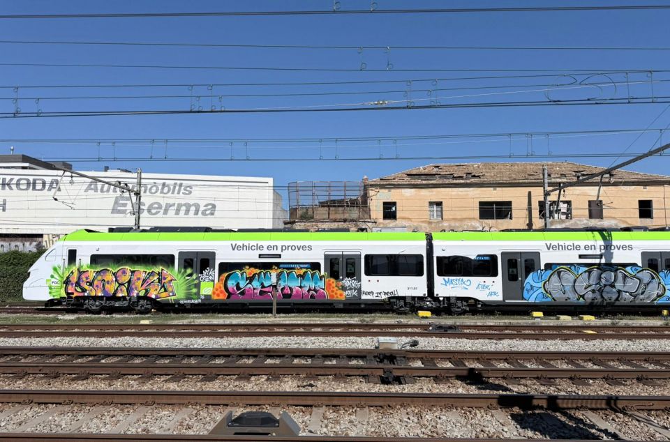 Un dels trens en proves de FGC a l'aeroport, vandalitzat a Mataró. Foto: R. Gallofré Un dels trens en proves de FGC a l'aeroport, vandalitzat a Mataró. Foto: R. Gallofré
