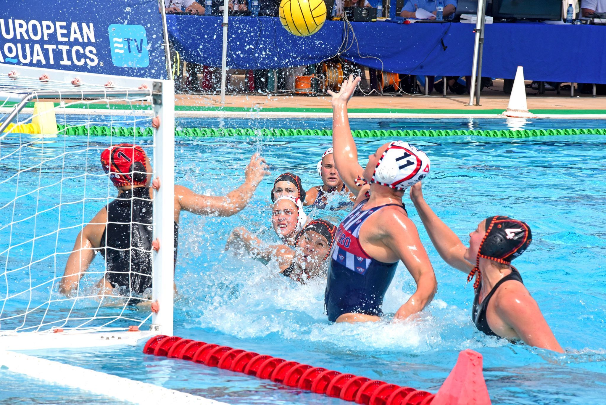 Imatge del partit de Champions entre l'Assolim Mataró i la Roma. Foto: Àlex Gomà / CN Mataró