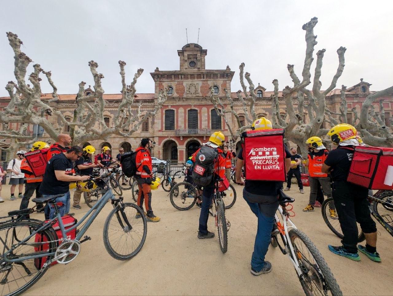 Bomberos voluntarios reclaman mejoras urgentes en una manifestación.
