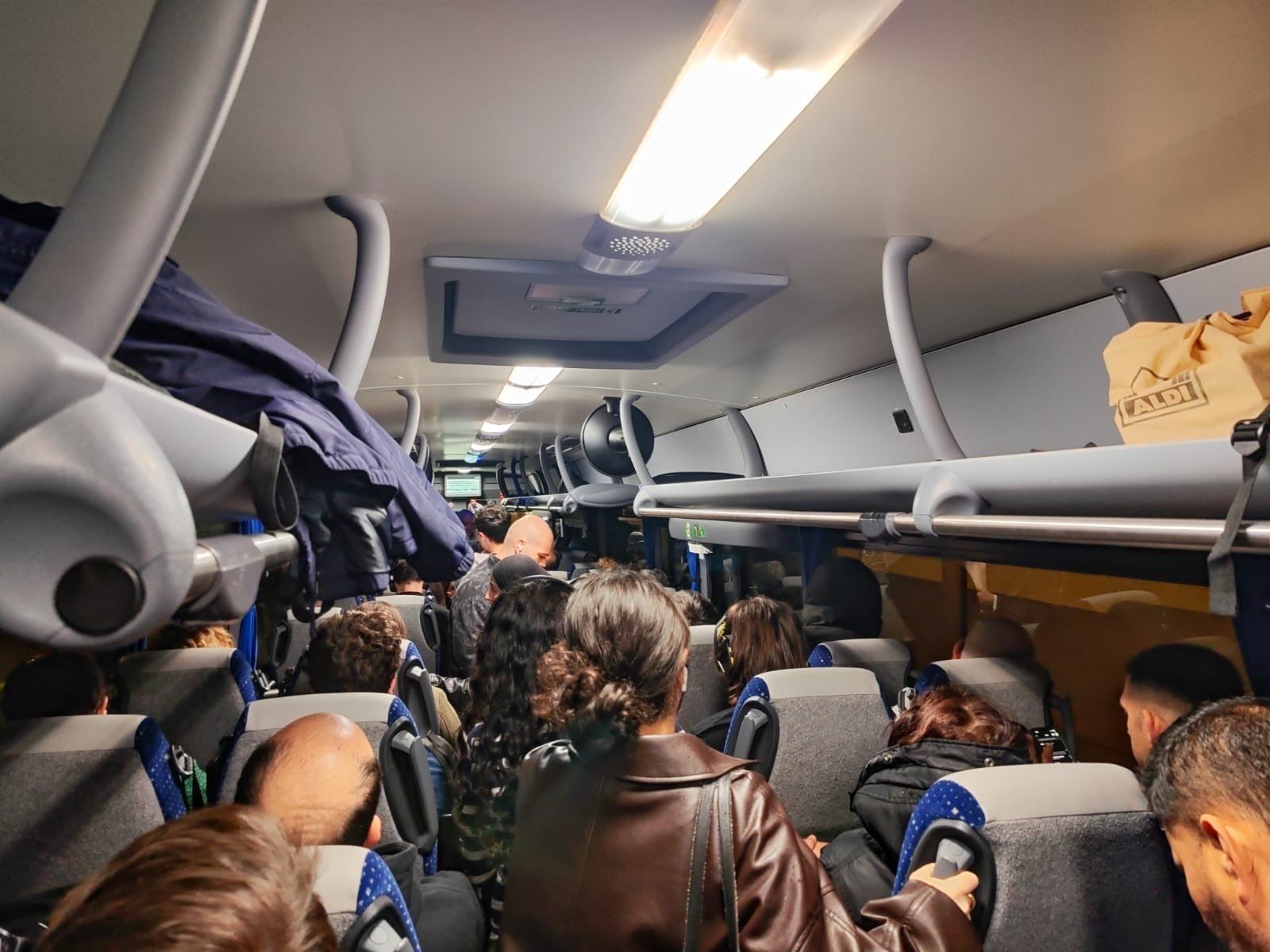 Uno de los autobuses del Maresme, con viajeros de pie. Foto: Cedida