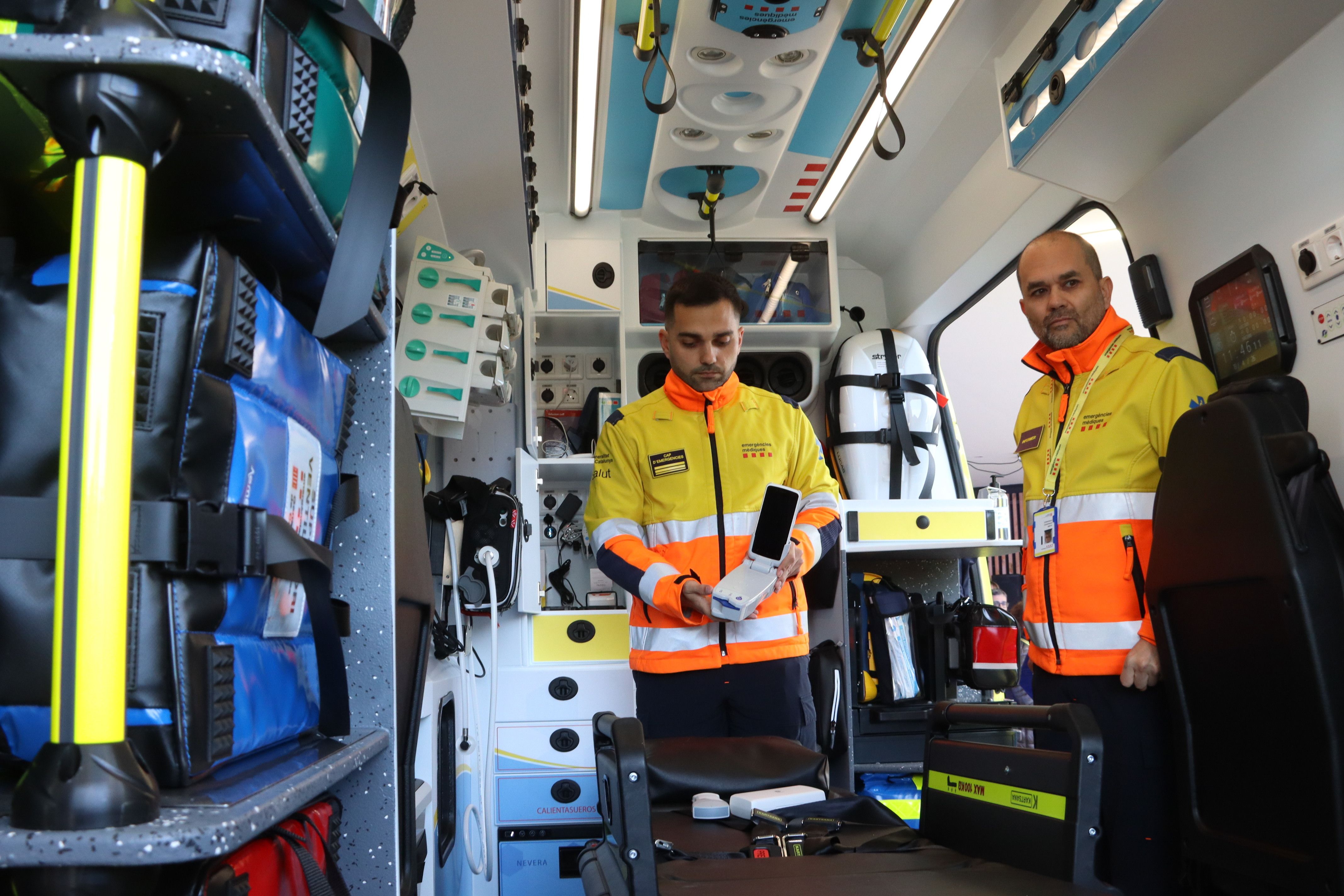 Interior de una de las nuevas ambulancias. Foto: ACN Interior de una de las nuevas ambulancias. Foto: ACN