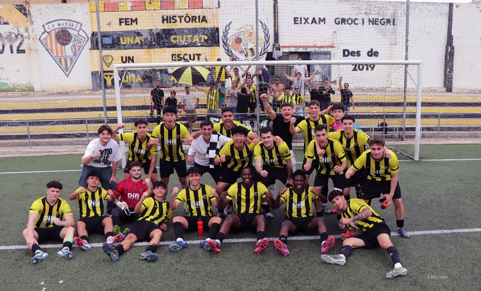 Els jugadors van celebrar la golejada amb els seus aficionats.