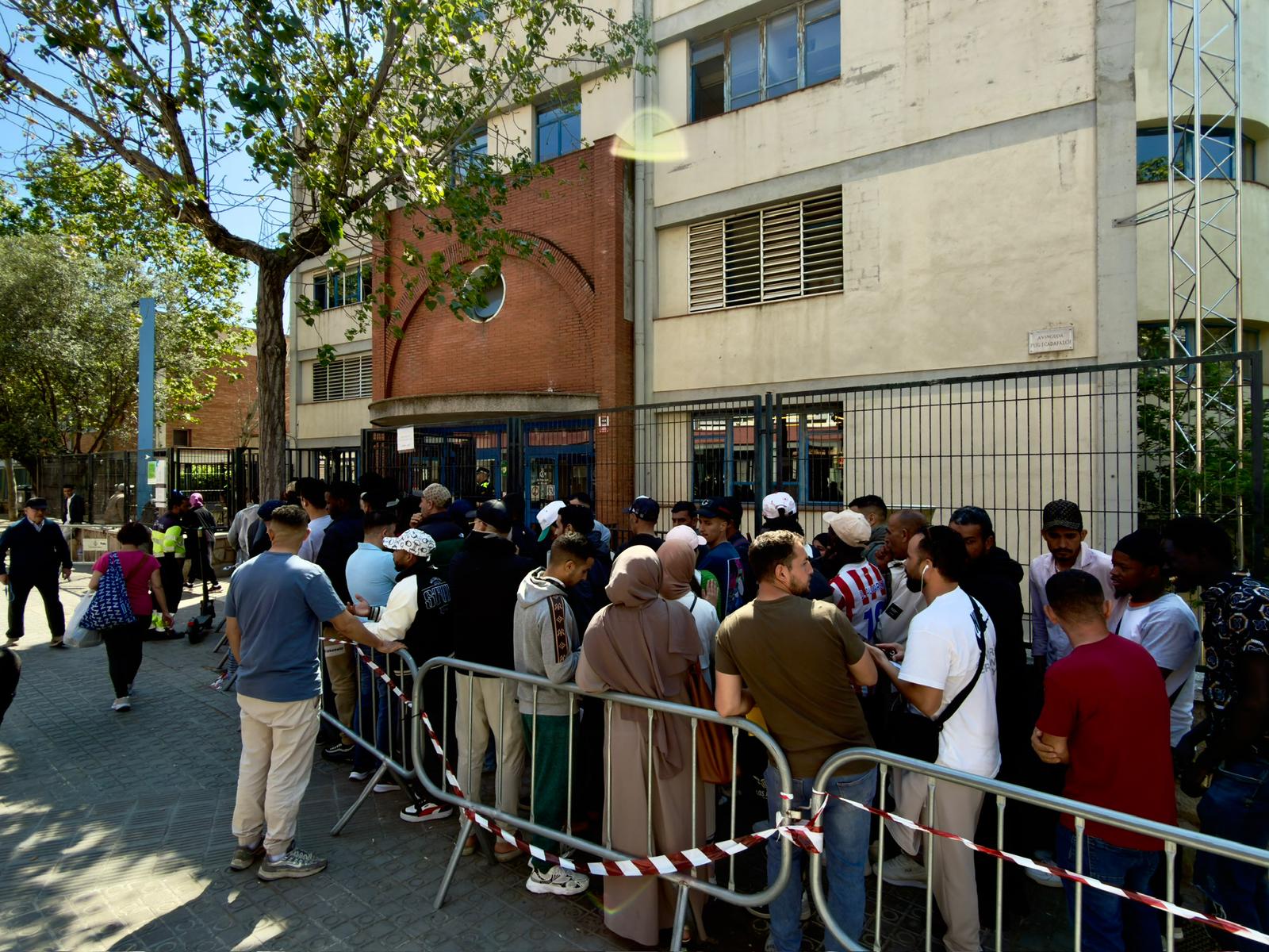Llargues cues a Benestar Social de l'Ajuntament de Mataró. Foto: R. Gallofré