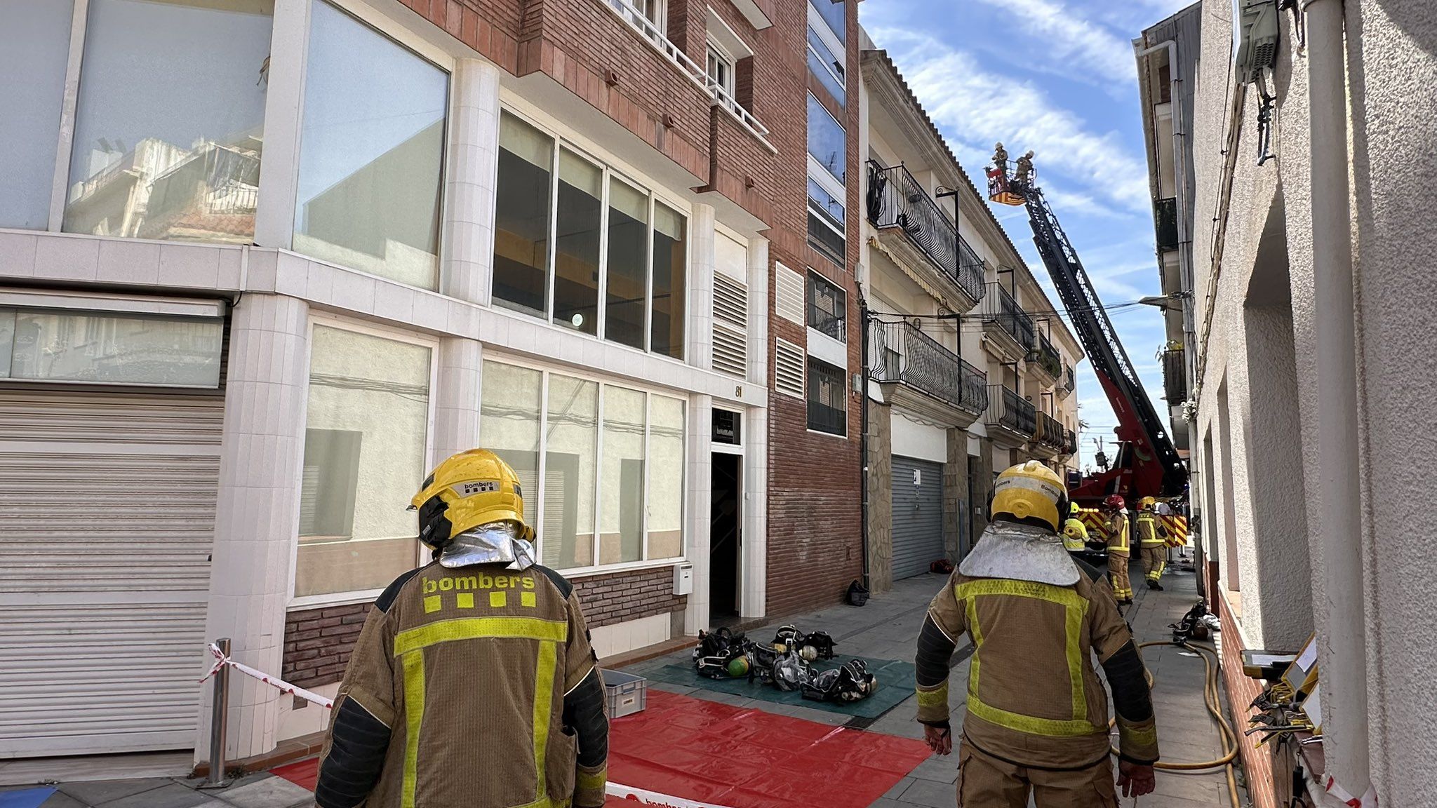 Bombers a l'edifici de Malgrat de Mar. Foto: Ajuntament
