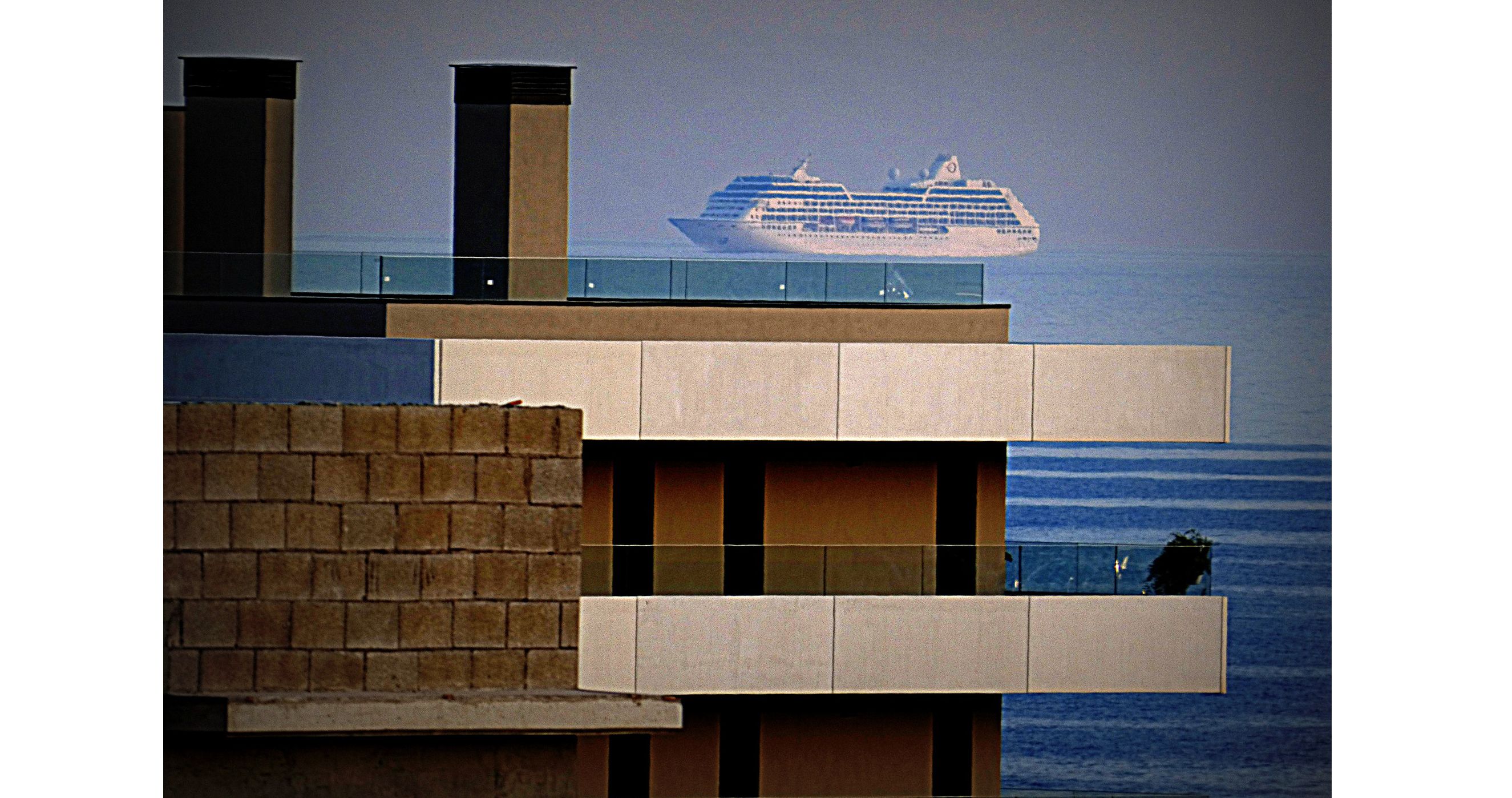 El crucero sobrevolando el edificio. Foto: Esteve Travesa