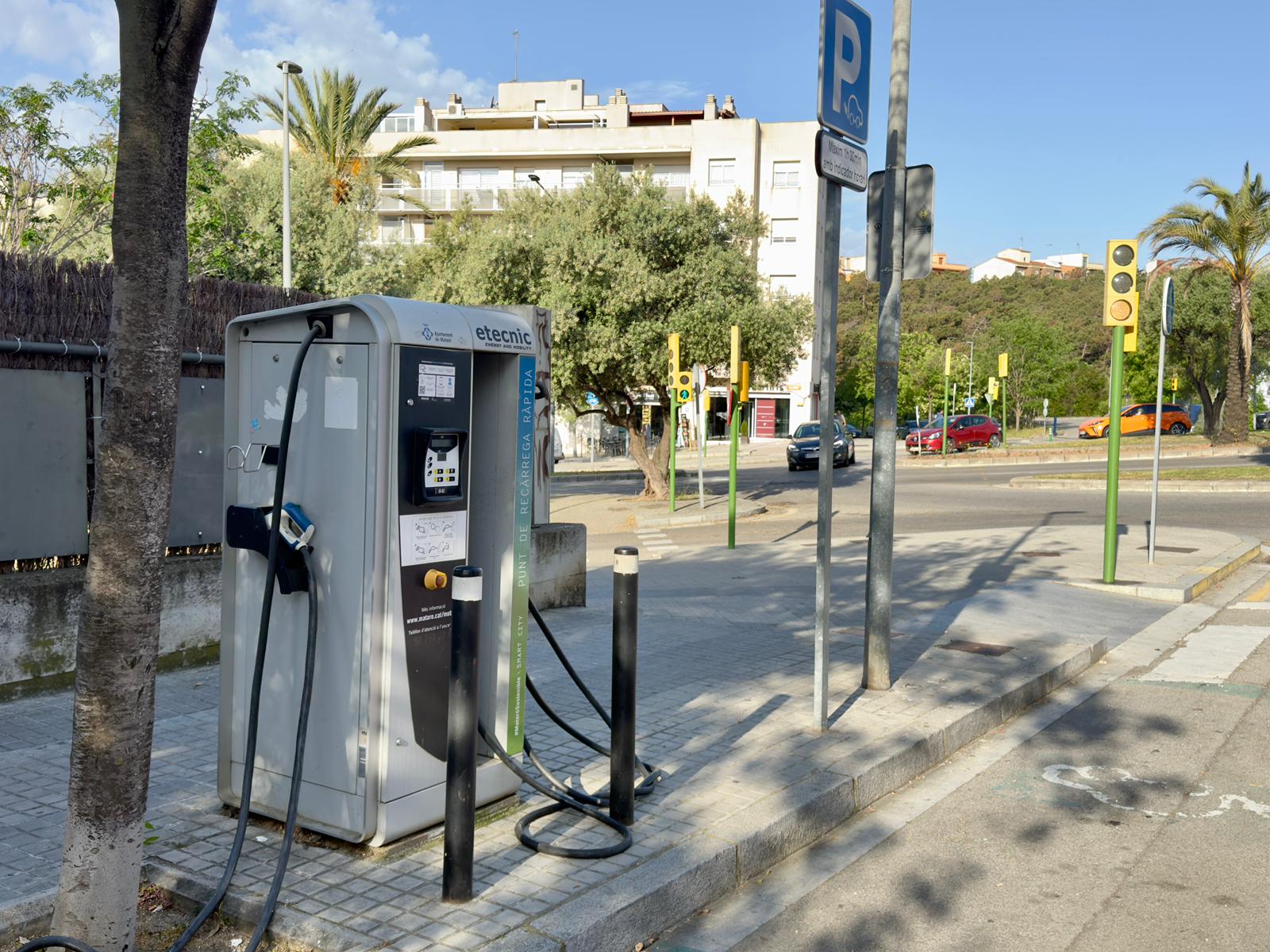 Punt de recàrrega gratuïta per a vehicles elèctrics a la Via Europa de Mataró. Fotos: R. Gallofré