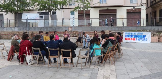 Una de les primeres assemblees del Casal Popular. Foto: Lluís Rugama