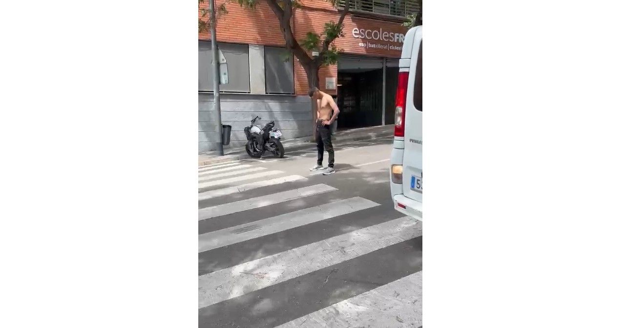 Fragment del vídeo donde se ve al individuo con actitud agresiva