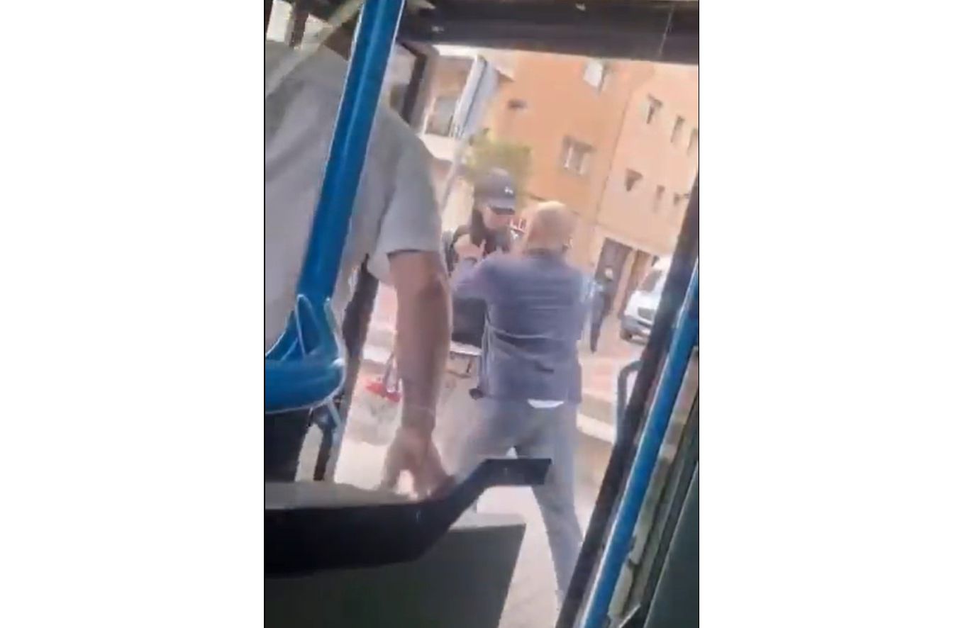 Fragment de vídeo de la baralla al Mataró Bus