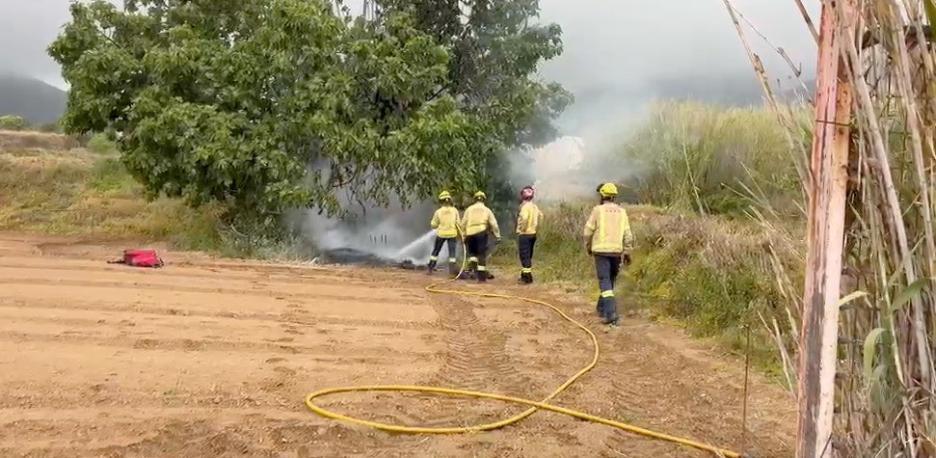 Els bombeers apaguen el foc