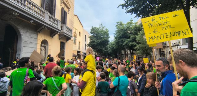 Protesta davant l'Ajuntament contra la retallada de grups a l'escola pública. Foto: VB