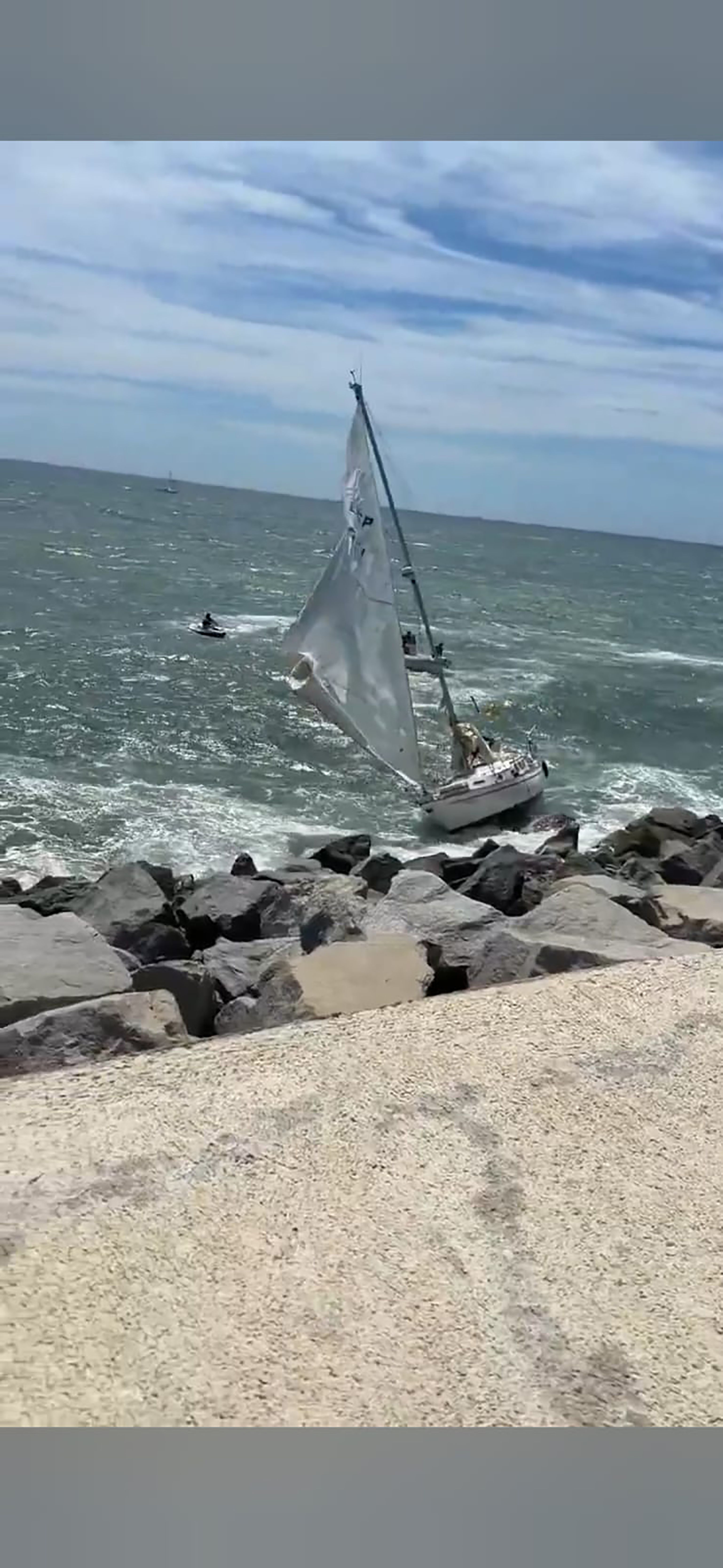 La barca, fora del Port de Mataró