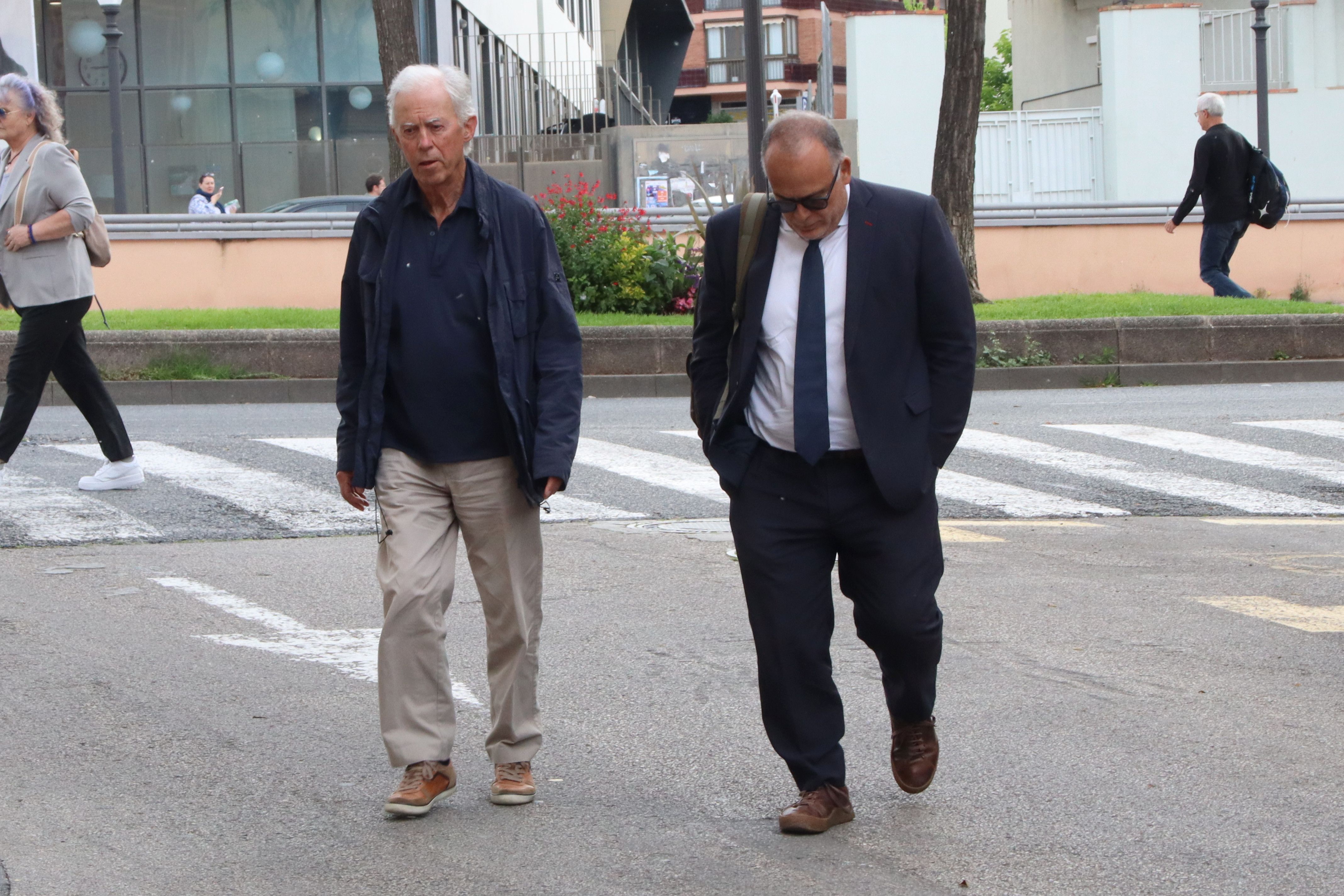 Carles Manté, en el primer dia del judici, amb el seu advocat. Foto: ACN
