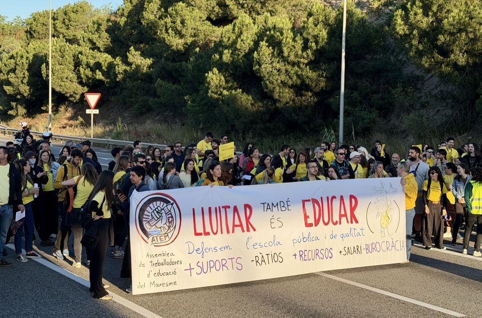 Els docents tallen la C32 al seu pas per Mataró. Foto: ACN