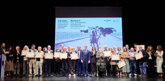 Foto de família al final de l'acte Foto de família al final de l'acte