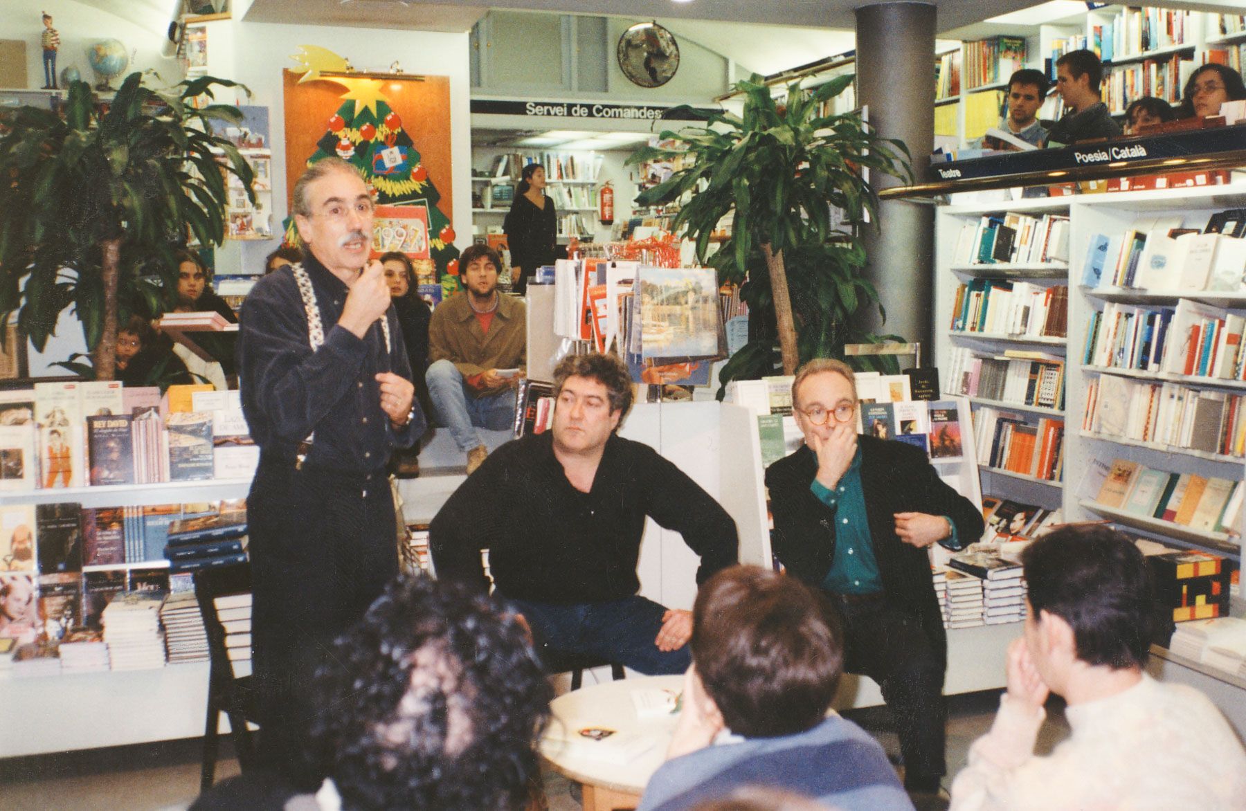 L'escriptor Quim Monzó, al centre, en una presentació a Robafaves. Foto: Marga Cruz
