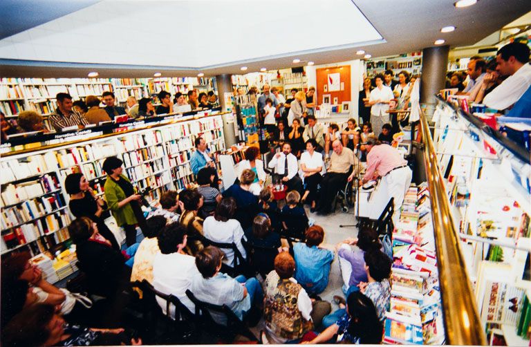 Miquel Martí i Pol a la llibreria Robafaves, l'any 1999