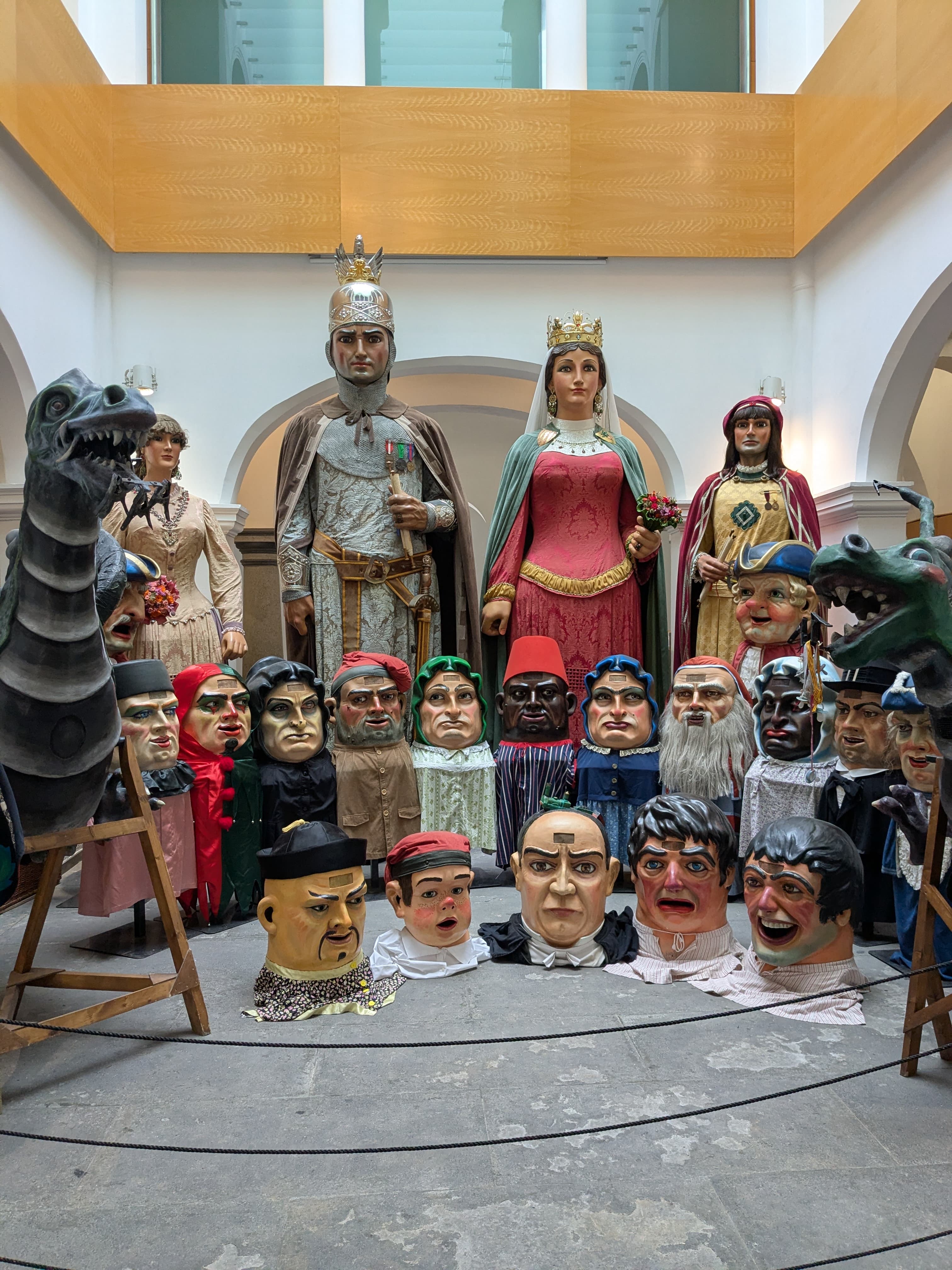 Les figures, a l'Ajuntament des de Sant Jordi.