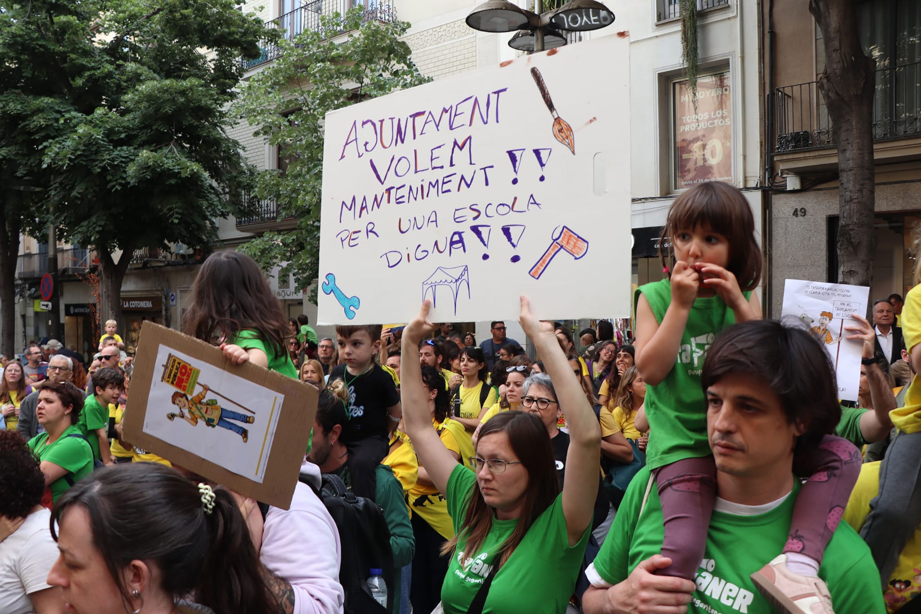 Famílies del Coromines en una protesta al Ple. Foto: Lluís Rugama