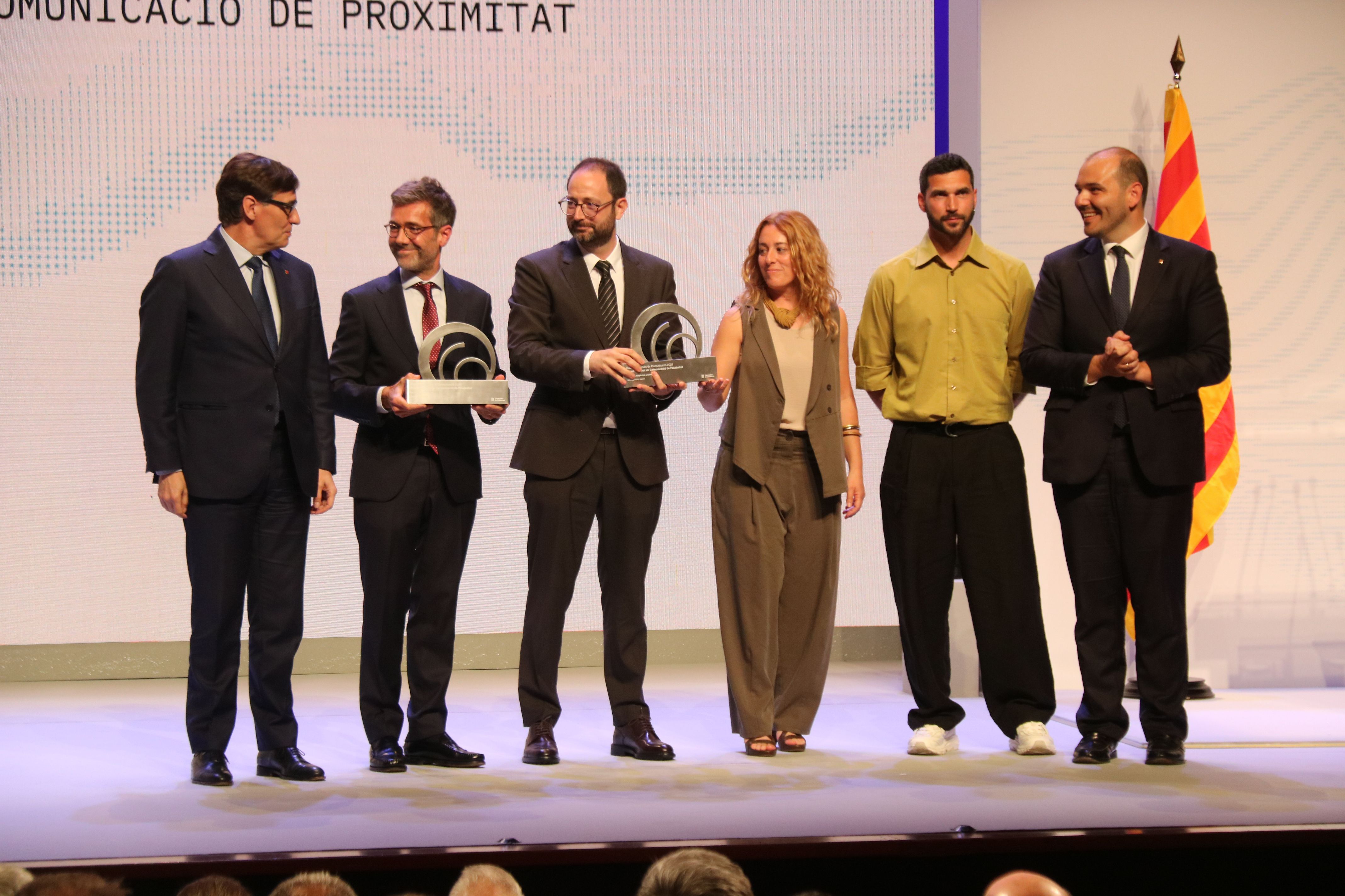 Representantes de TV Mataró y del Diari de Sabadell, recogiendo el galardón