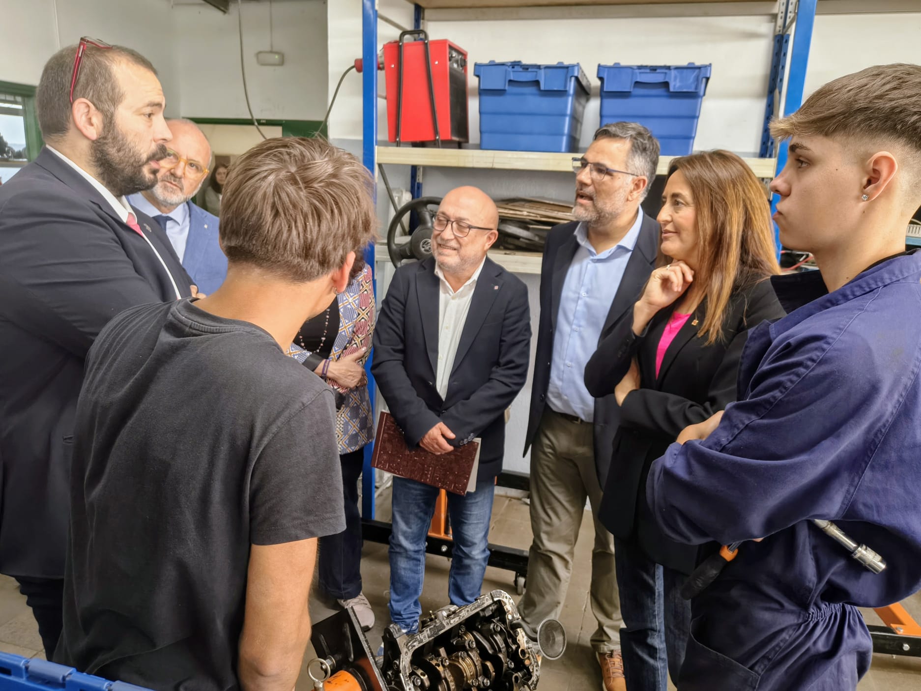 Niubó, a la dreta, amb alumnes del Miquel Biada i amb l'alcalde David Bote