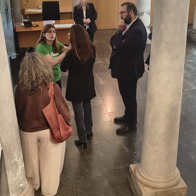 Una representante del AFA del Coromines dialogando con la Consellera en el Ajuntament Una representante del AFA del Coromines dialogando con la Consellera en el Ajuntament