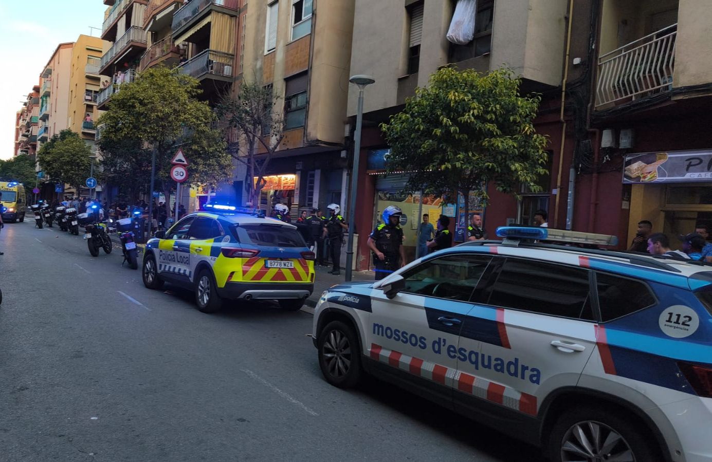 Mossos i Policia Local al lloc dels fets. Foto: Mataró Segura