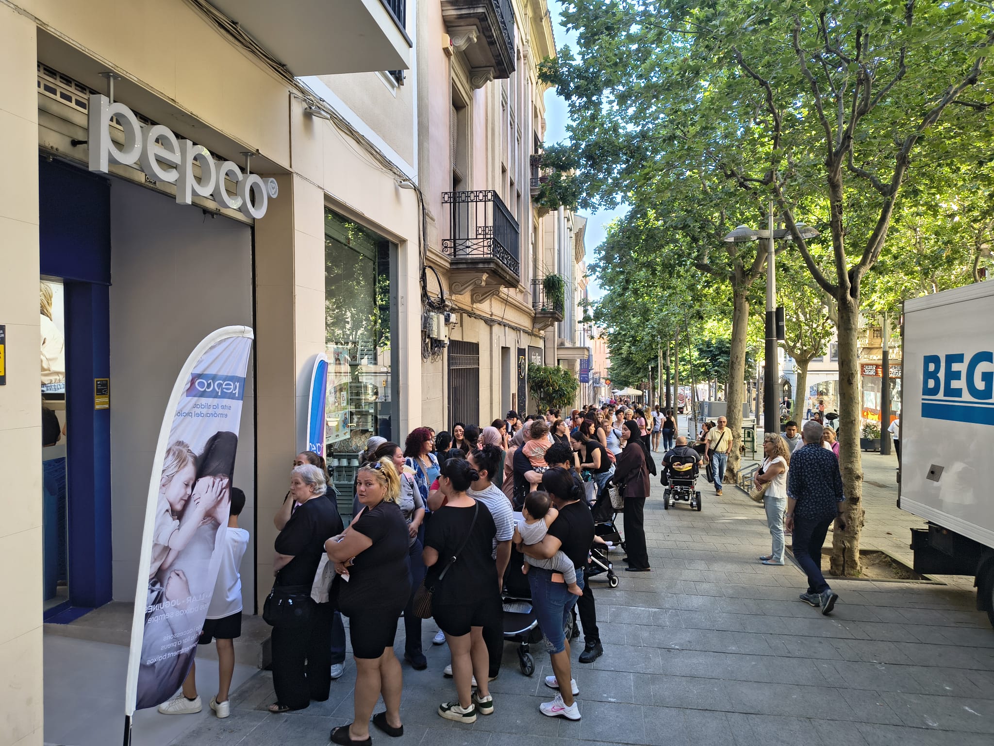 Llargues cues a la porta de Pepco a Mataró. Foto: V. B.